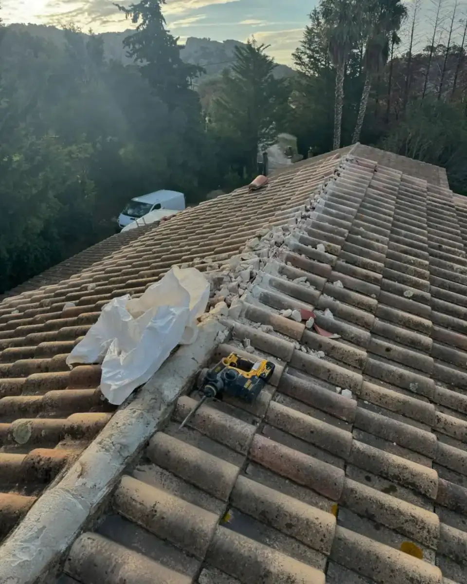 Réparation de faîtage sur toiture en tuiles canal dans le Var