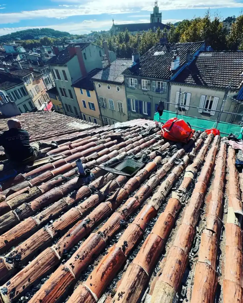 Couvreur au travail sur toiture en tuiles dans le Var